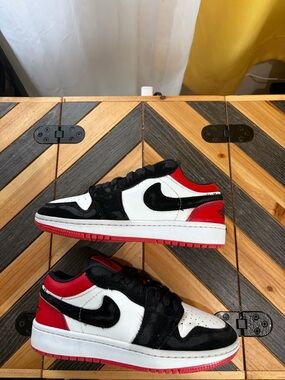 Nike Jordan se low velvet— Black White Red